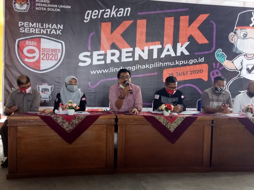Ketua KPU Kota Solok Asraf Danil ketika memberikan Sosialisasi Sepuluh Tahapan Pilkada.